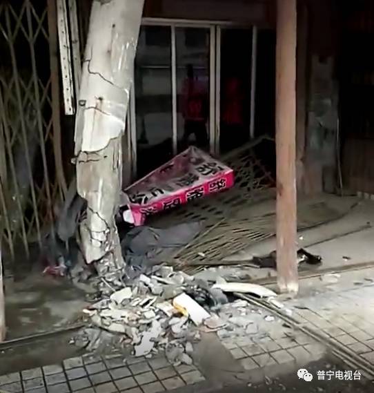 揭阳一轿车今日凌晨冲进档口 现场一堆纸钱