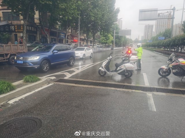 受暴雨影响,重庆地铁1号线沙坪坝站出现雨水倒灌!现已