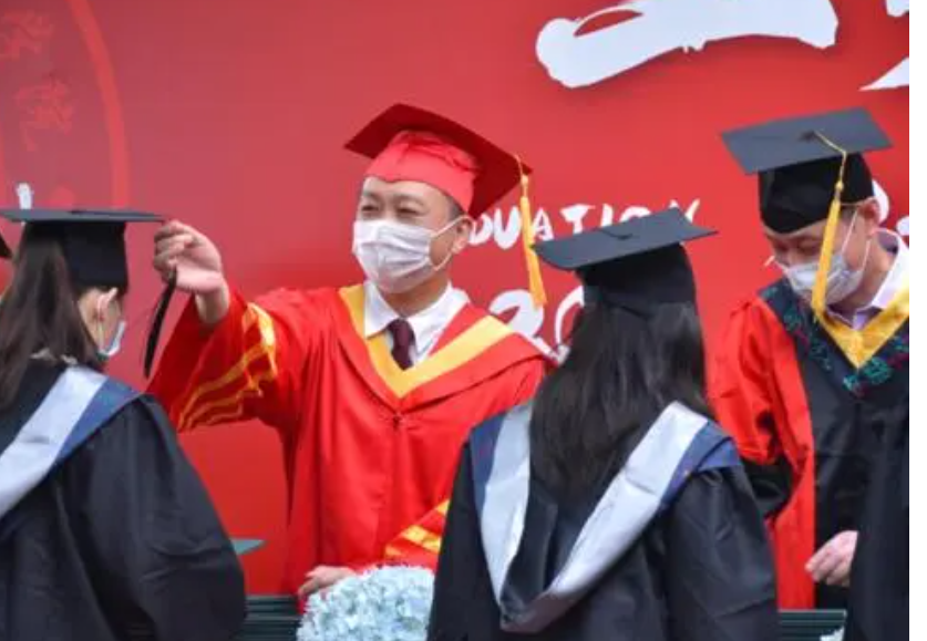 专科生穿"学士服"拍照,本科生提出质疑,专科生也算大学生?
