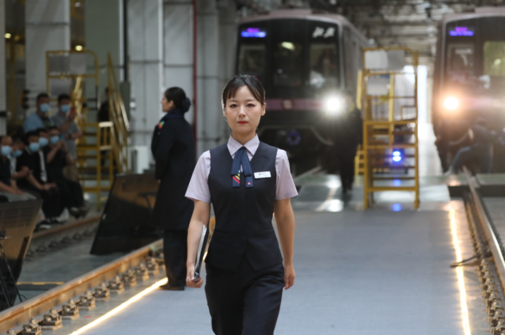 " 新制服将于9月28日启用, 京港地铁员工将以全新形象 为乘客提供更