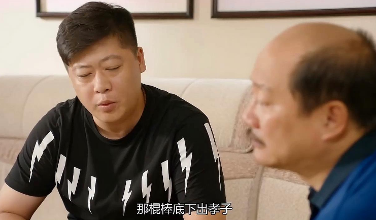 此外,在《乡村爱情》第二部中,李大国也曾穿雨衣吓唬过王天来.