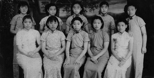 十张民国女人历史老照片:图为十位穿着旗袍的民国女人的合影,每个人都