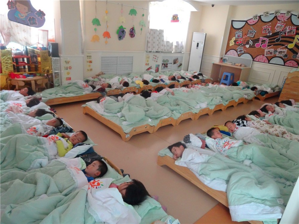 幼儿园午休问题多一张照片引发争议家长纷纷讨要说法