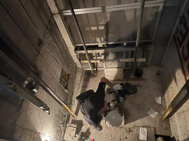 中星特检技术人员检测电梯底坑安全装置