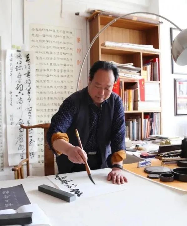 悦心国际书画村驻村书法家张建国
