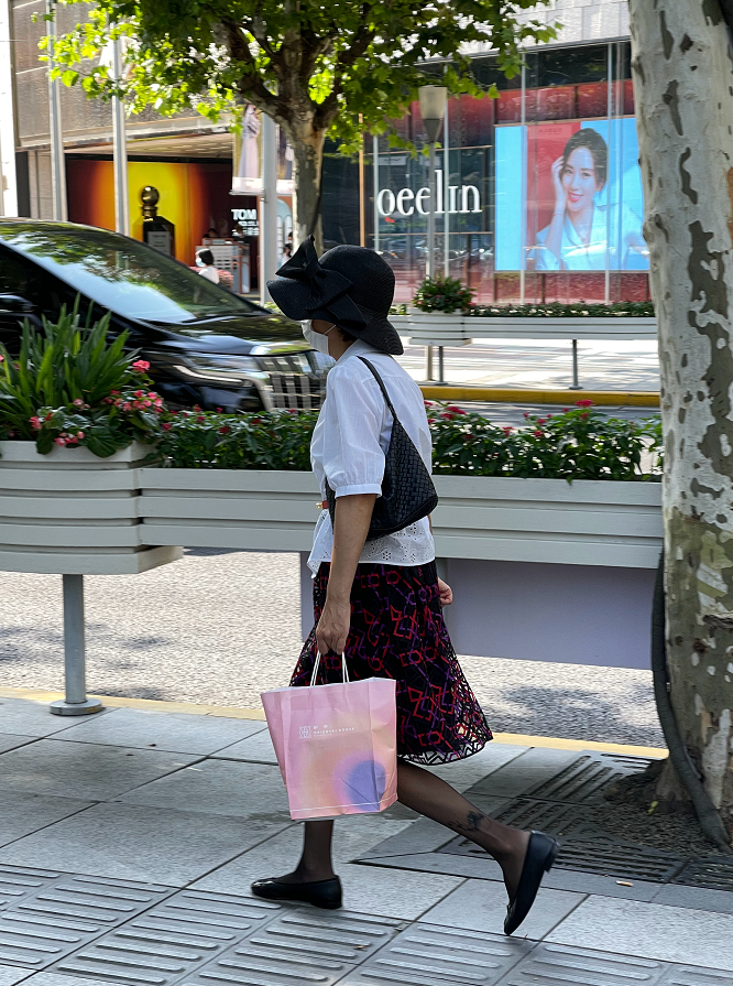 上海老奶奶有多潮穿碎花衫扎双马尾背影看起来像个大学生