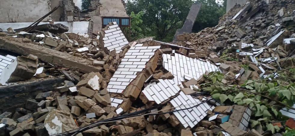 泸县地震造成3死88伤,地震又遇暴雨,多处房屋倒塌