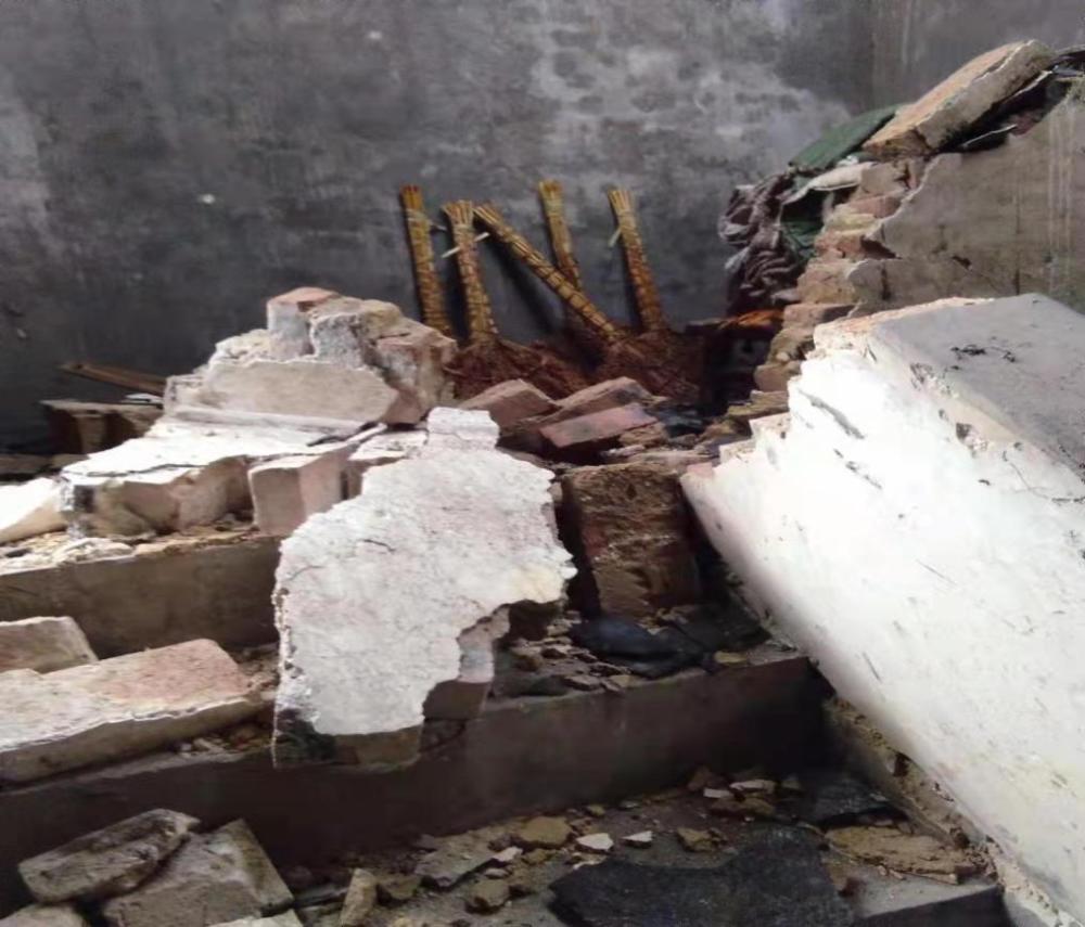 泸县地震造成3死88伤,地震又遇暴雨,多处房屋倒塌
