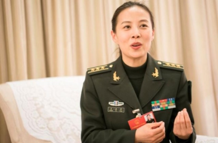 全国人大代表,中国人民解放军航天员大队副师职航天员王亚平接受中外