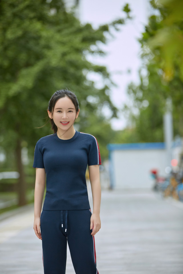 魏新雨运动装写真曝光,身材高挑又不显胖,女孩子们都该学她穿