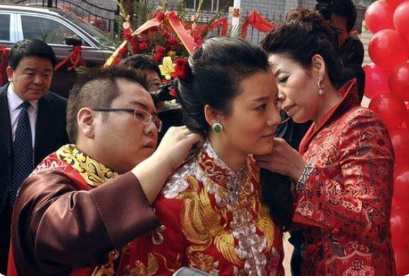 演员车晓前夫被通缉?山西前首富变老赖,十年挥霍百亿