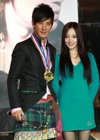 从2008年开始,李小璐就经常和蒲巴甲联系,经常吃完饭就上同一辆车.