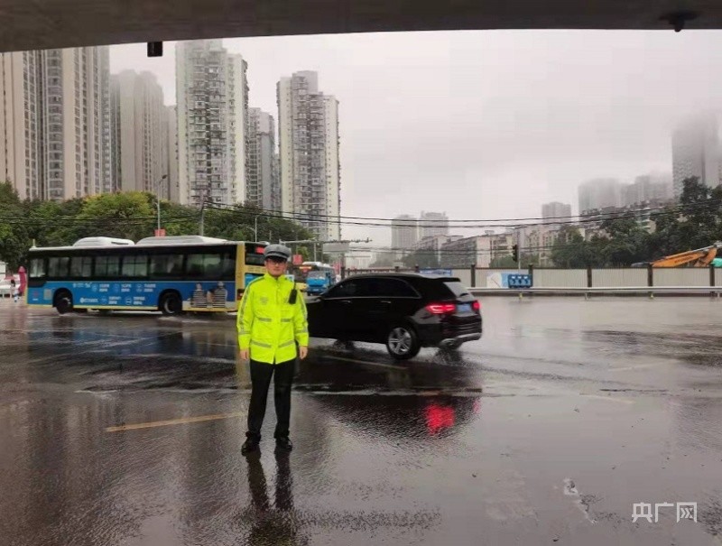 道路安全感谢有你 向暴雨中执勤的交巡警致敬