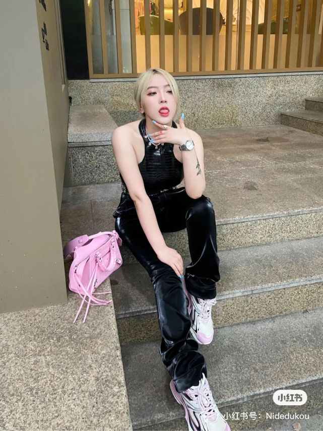 口子姐成功进军说唱圈!网友却都想让她"泳装带货"?