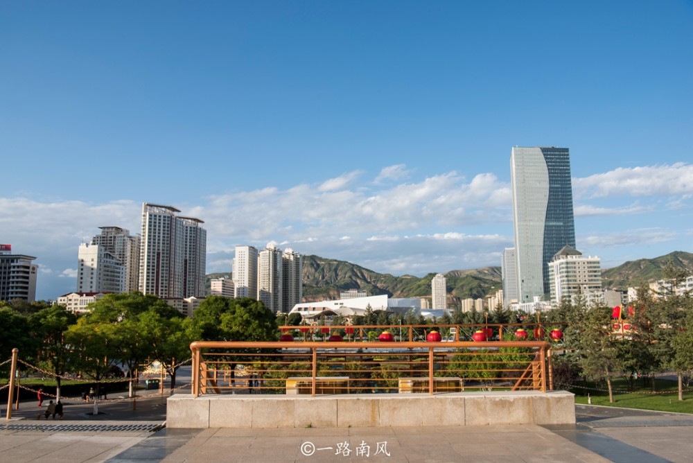 西宁中心广场,原以为周边落后普通,没想到高楼林立像"小上海"