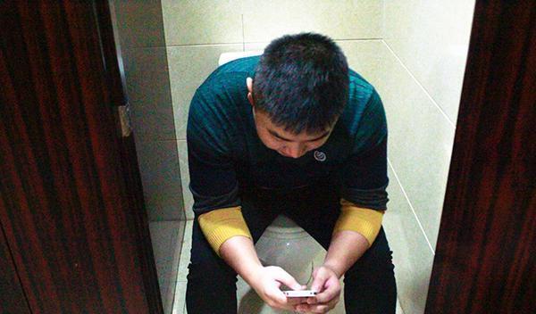 44岁中年男子查出肠癌,疑惑:为何每天运动,定时排便,还患癌?