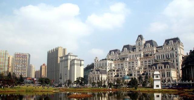 北京人口最多的小区_国内人口最多的小区,每天50万人出行,3条地铁50条公交为它