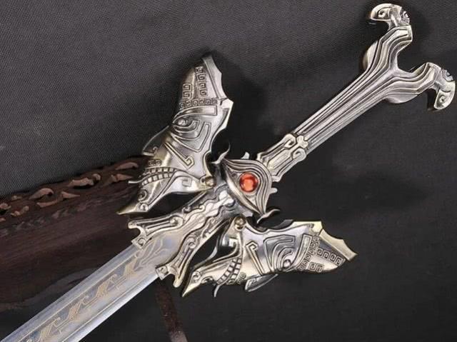 蚩尤剑:刚才为大家介绍了轩辕剑,它是黄帝的佩剑,威力十分的强大,而这