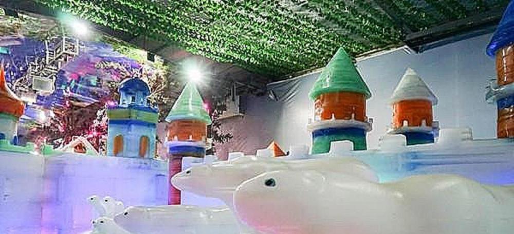 没听错,隐贤山庄熊熊飘雪乐园用冰500余吨,经雕刻大师精心雕琢,令人