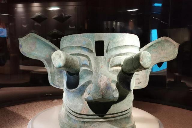 三星堆出土多件诡异文物,有的仿佛不是地球产物,专家至今无解