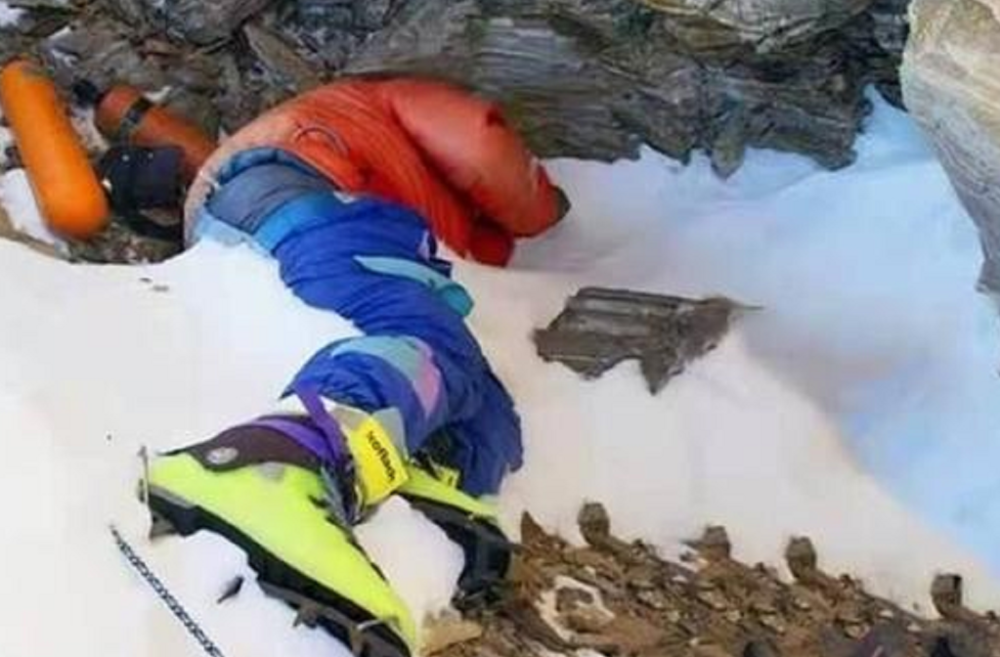 珠穆朗玛峰上,"绿靴子睡美人"已经躺了25年,为何至今无人掩埋