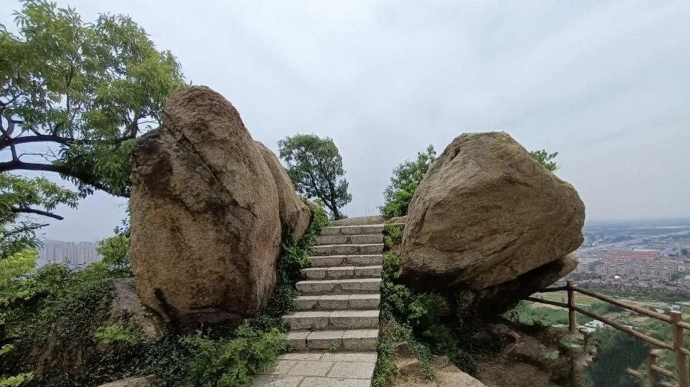 连云港市区可乘坐5路和122路公交车直达孔望山风景区,成人