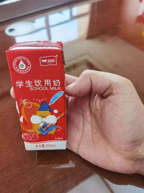 溧阳网友发帖引争议小学生喝的学生奶竟是饮品