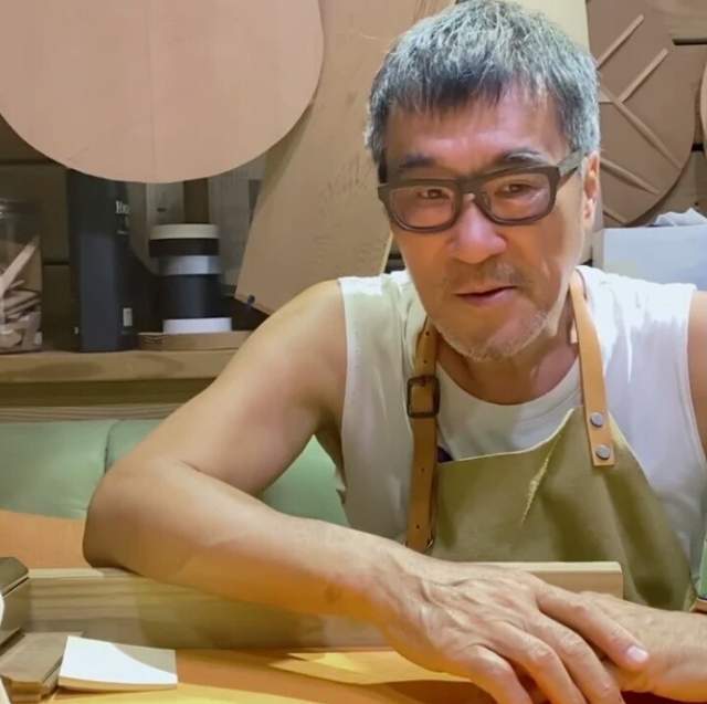久违!63岁李宗盛近况曝光:头发花白显老态,看起来像吉他工匠