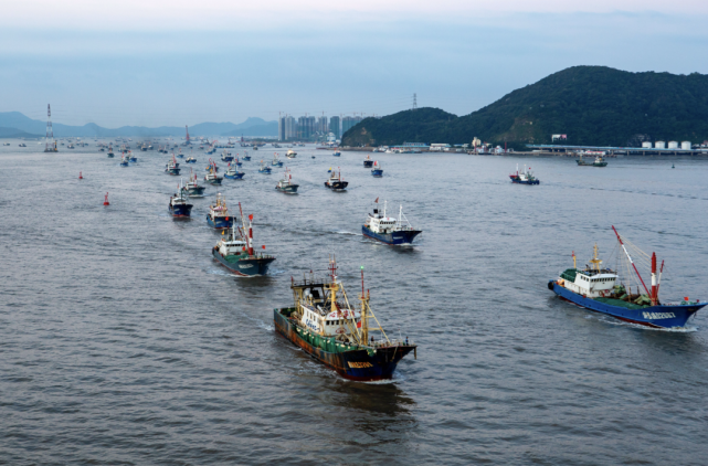 渔船满载着各路食客沉甸甸的期待出海啦开赴东海渔场作业.