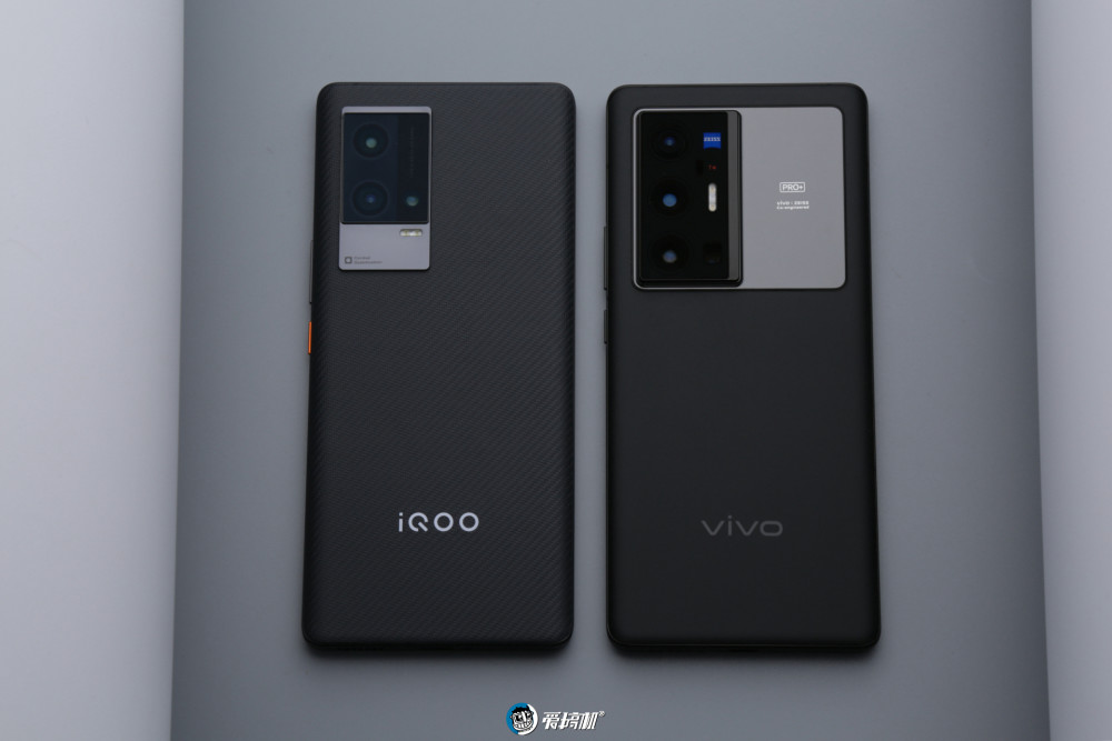 上vivo x70 pro (黑色更深,表面处理更加复杂),下iqoo 8 pro vivo x70