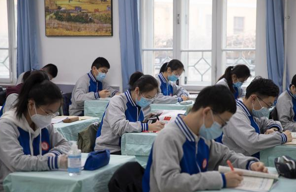 看了对比图后,普高家长沉默了