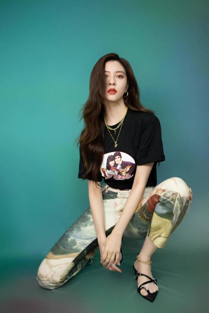 说起宋妍霏的时尚品味,真的是随处可见,比如她的裤装选择,不满足于