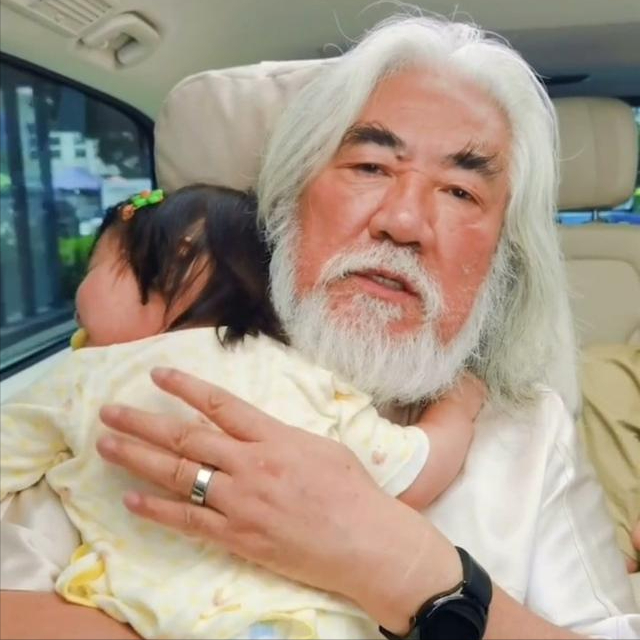 70岁张纪中再携娇妻直播恋情带货惹争议背后两人依旧相爱
