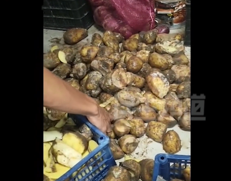 河南:饭店买烂土豆做食材,员工帮老板丢掉后,被开除还不给工资