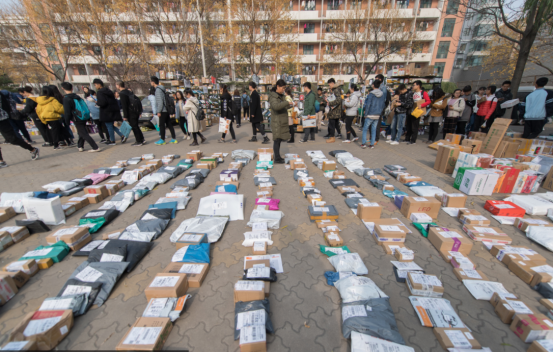 现在的大学生有多能买?学校快递点纷纷爆满,海量包裹铺满道路