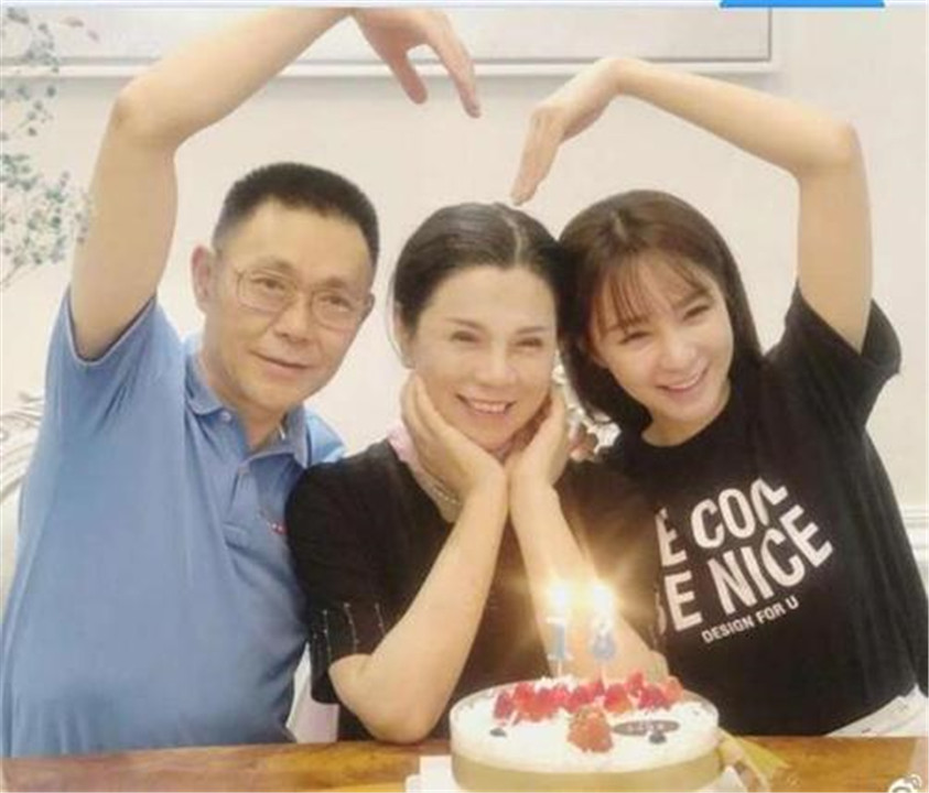 网友晒父母合照,年轻对比20年后,完美诠释了啥叫"惊艳