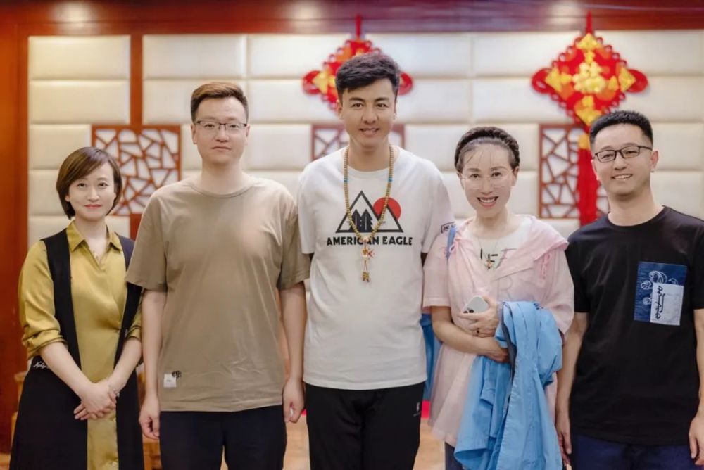 丁雄英:让我们挥动时代如椽巨笔,书写内蒙古奋发有为的 全体合:壮美