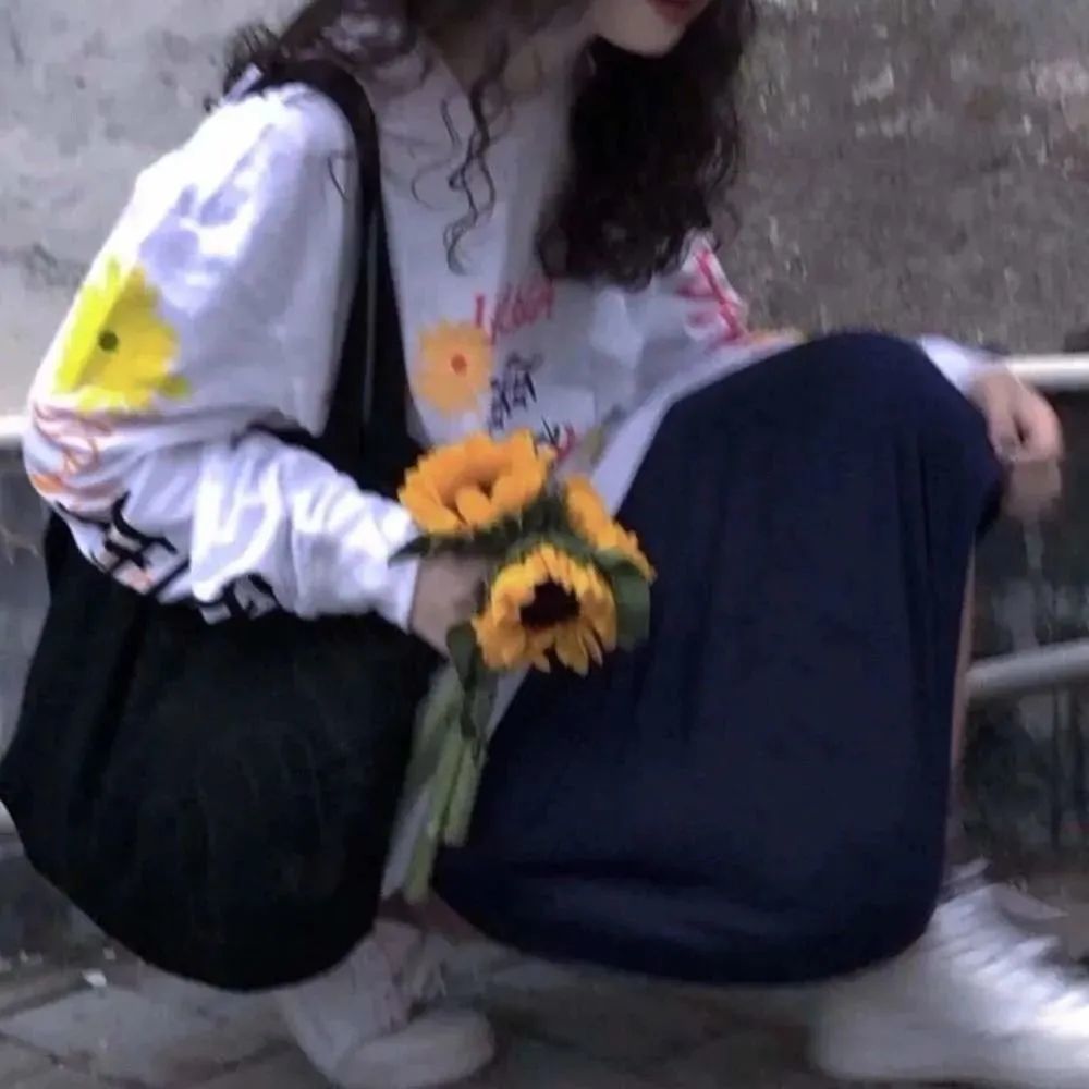 女生头像|手捧鲜花