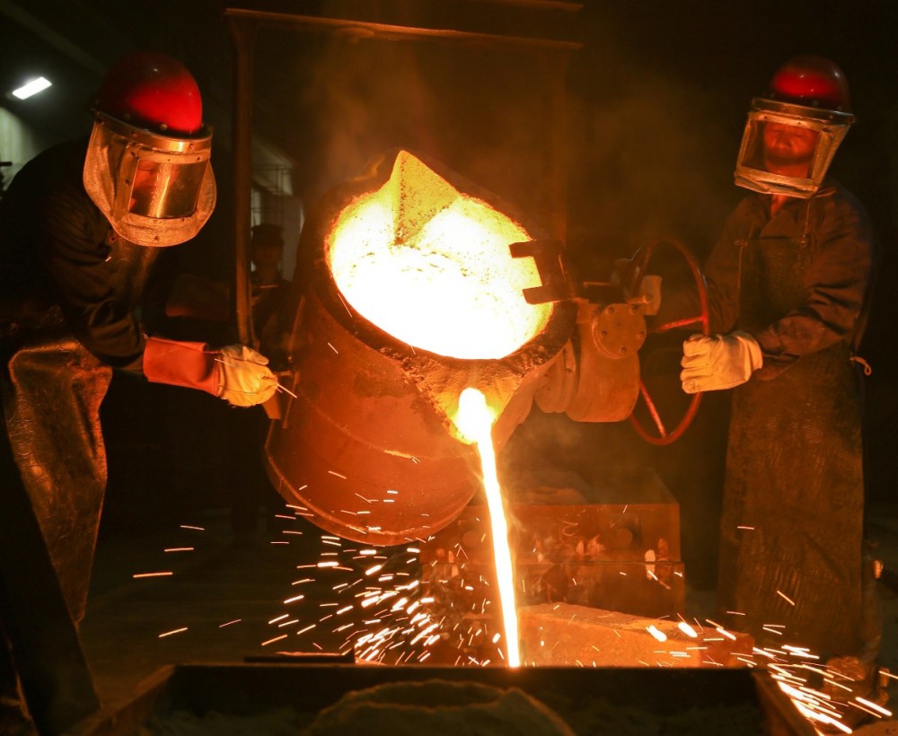 为什么说"炼钢工人"是"高危职业"?一旦意外掉入钢水,会怎样