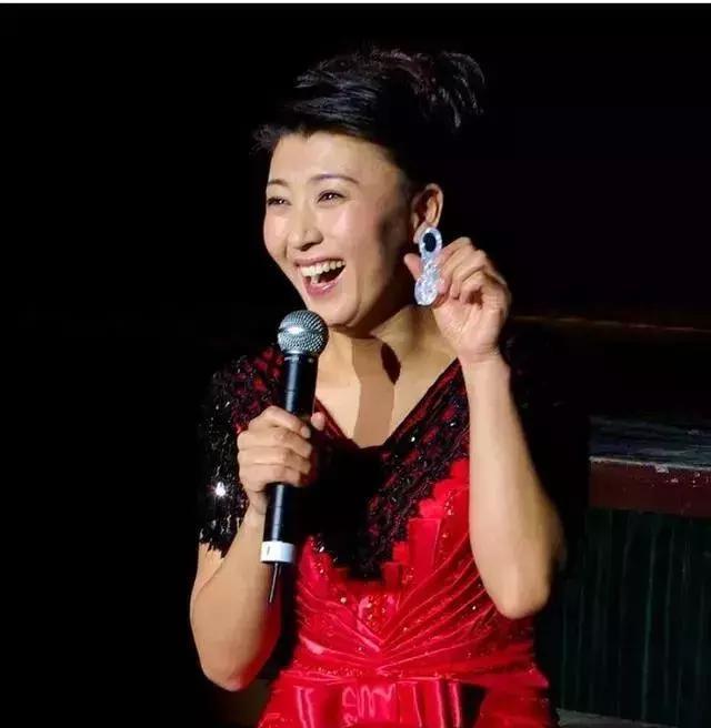 最早,闫学晶于2001年成功出演《刘老根》中的"山杏"而出名,并从二人转