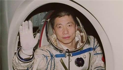 杨利伟首次升空时为何要随身带枪科学家你看苏联人经历了啥
