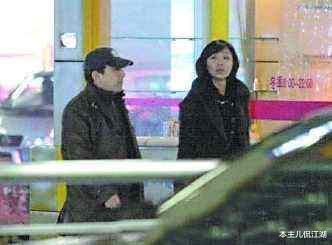2010年,水均益被拍到和新妻子杨迪同时出行. 杨迪比水均益小13岁