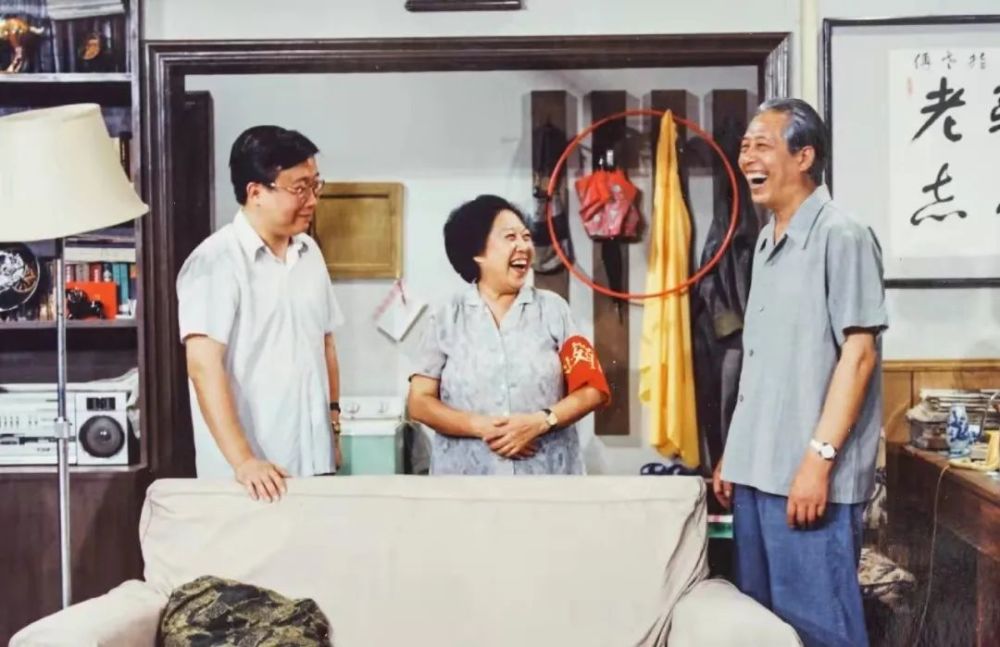 《我爱我家》剧照还有《在那遥远的地方》里,贾志国给杭州的方科长通