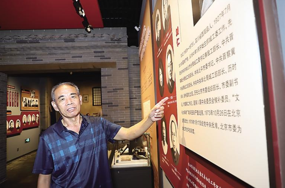 他说"在北京采访方亭时,老人已90高龄,满面沧桑.