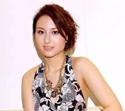 手撕亲妹妹,不顾母亲颜面和四太亲如母女,何超云生母真是利智?