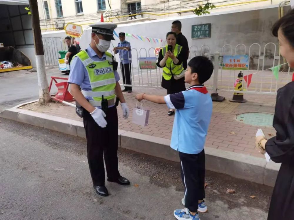 暖心小学生为执勤交警送上月饼和祝福