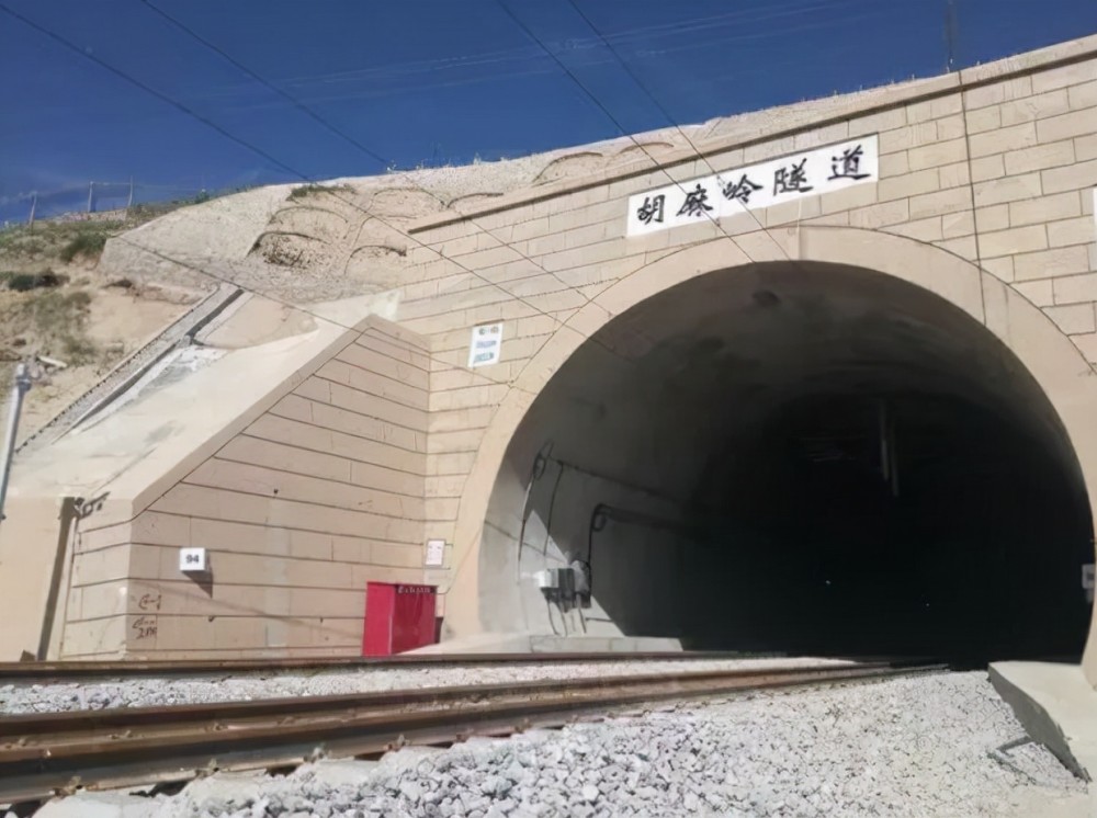 比如兰渝铁路的胡麻岭隧道,那么,胡麻岭隧道有多难修?