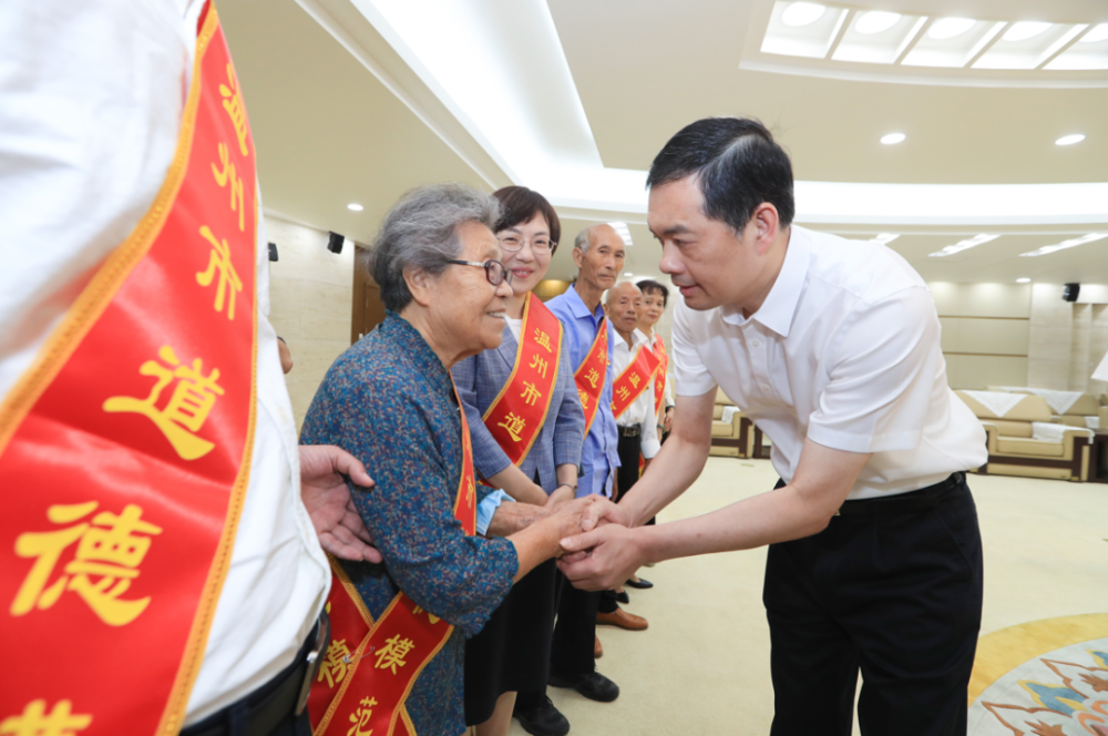 刘小涛看望第八届温州市道德模范:擦亮大爱城市诚信社会道德高地的