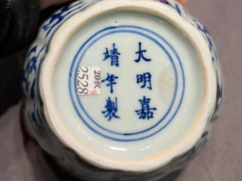 明清瓷器,款识是非常重要的,明清官窑基本都有款,比如"大明成化年制"
