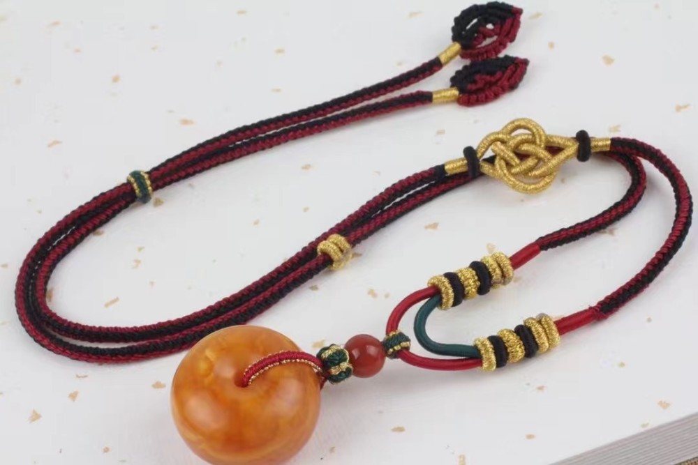 编绳是一种很枯燥也很熬人的工作,这些烤